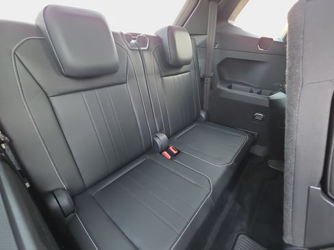 Used 2024 Volkswagen Tiguan SE R-Line FWD image 12