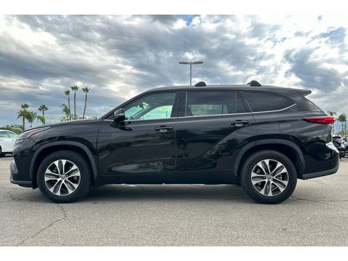Used 2022 Toyota Highlander XLE image 2