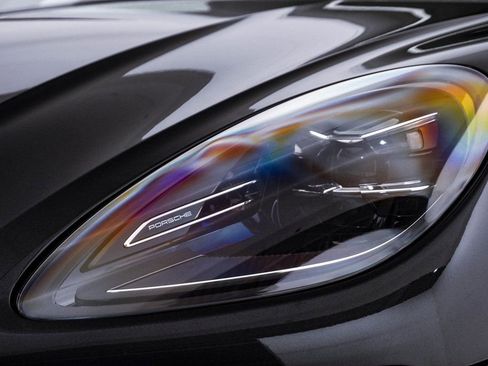 Certified 2025 Porsche Macan image 7