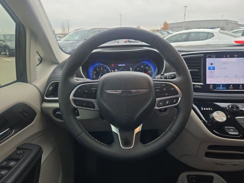 Used 2023 Chrysler Pacifica Touring-L image 22
