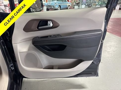 Used 2017 Chrysler Pacifica Touring-L w/ Tire & Wheel Group FWD image 38