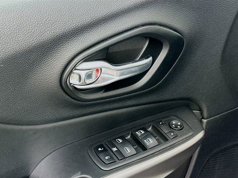 Certified 2021 Jeep Cherokee Latitude Lux w/ Comfort/Convenience Group image 27