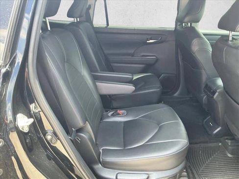 Used 2020 Toyota Highlander XLE FWD image 23