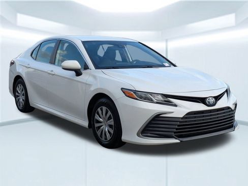 Used 2022 Toyota Camry LE image 8