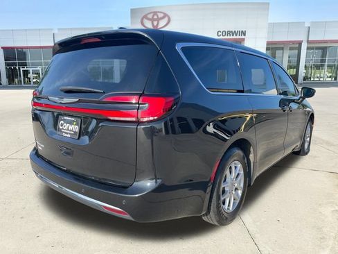 Used 2023 Chrysler Pacifica Touring-L FWD image 5