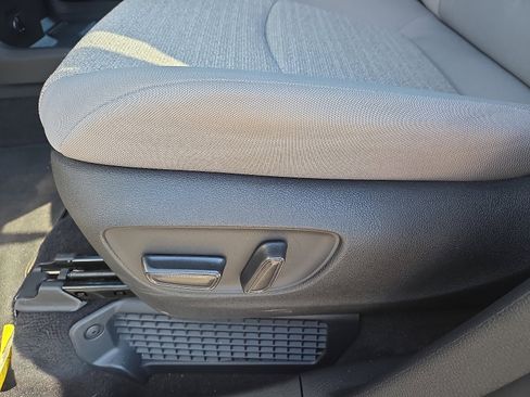 Used 2025 Toyota Sienna LE image 11