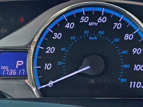 Used 2013 Toyota Sienna XLE image 31