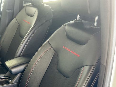 Used 2025 Jeep Compass Trailhawk image 23