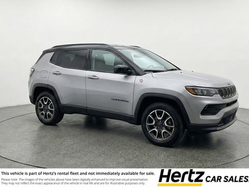 Used 2025 Jeep Compass Trailhawk AWD/4WD image 1