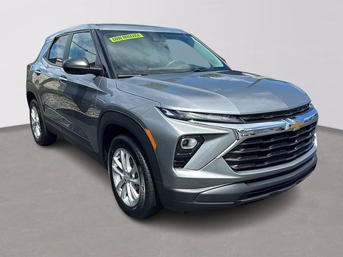 Used 2024 Chevrolet TrailBlazer LS w/ LS Convenience Package FWD image 2