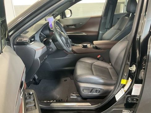 Used 2023 Toyota Venza Limited AWD/4WD image 10