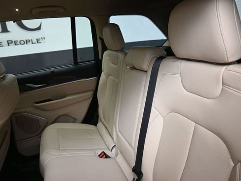 Used 2022 Jeep Grand Cherokee Limited w/ Luxury Tech Group II image 20