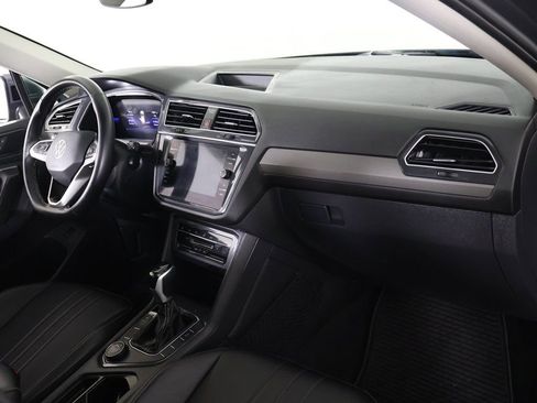 Used 2024 Volkswagen Tiguan SE w/ Panoramic Sunroof Package image 30