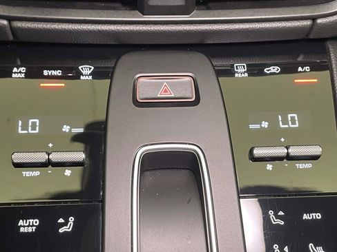 Certified 2022 Porsche Macan AWD/4WD image 33