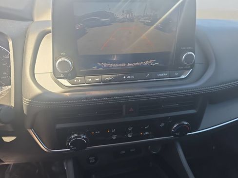 Used 2024 Nissan Rogue S AWD/4WD image 18