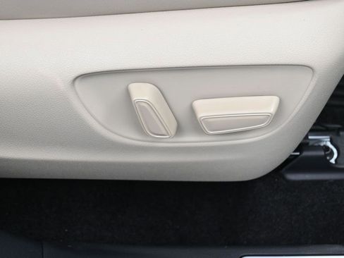 Used 2025 Toyota Highlander Limited AWD/4WD image 39