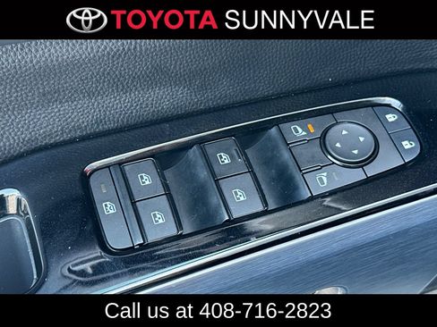 Used 2025 Nissan Pathfinder SL FWD image 17