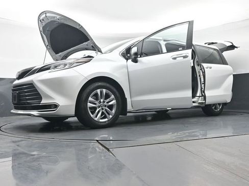 Certified 2023 Toyota Sienna Limited image 51