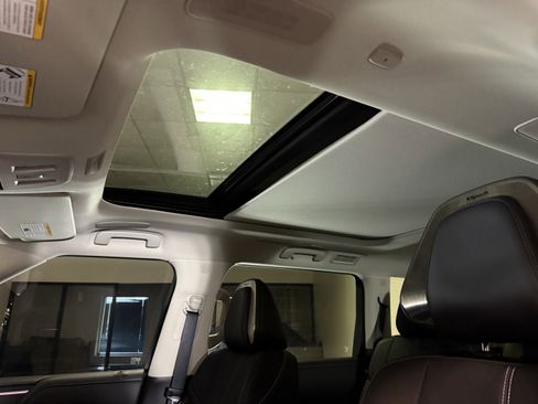 Used 2025 INFINITI QX80 Sensory AWD/4WD image 14