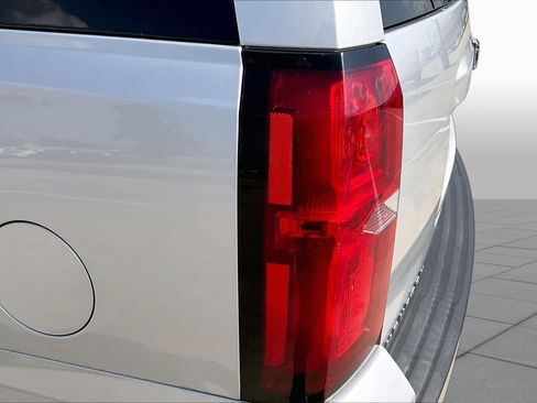 Used 2016 Chevrolet Suburban LS RWD image 27