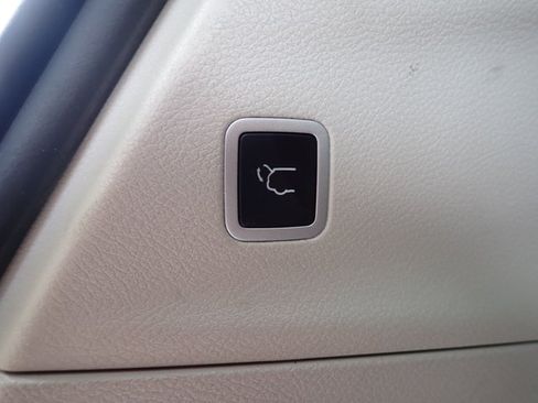 Used 2024 Chrysler Pacifica Touring-L FWD image 8