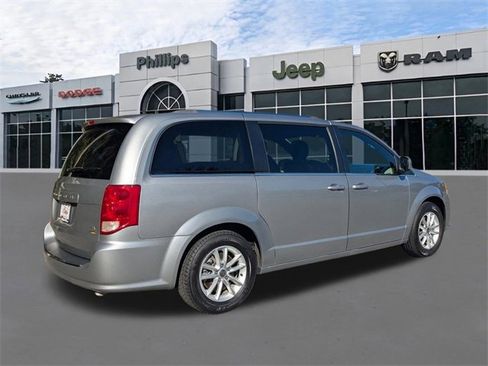 Used 2018 Dodge Grand Caravan SXT image 3