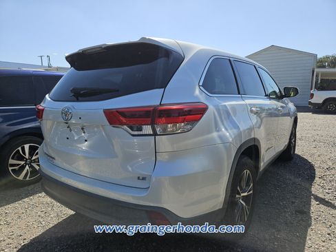 Used 2019 Toyota Highlander Plus FWD image 7