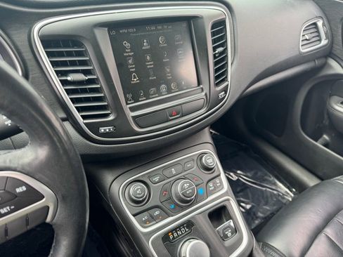 Used 2017 Chrysler 200 Limited Platinum w/ Comfort & Convenience Group FWD image 13