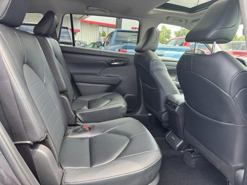 Used 2025 Toyota Highlander XLE AWD/4WD image 15