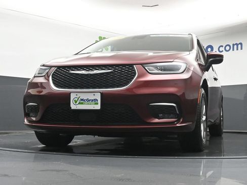 Used 2023 Chrysler Pacifica Touring-L w/ Uconnect Theater Family Group AWD/4WD image 7