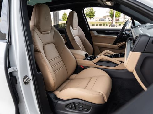 Certified 2026 Porsche Cayenne AWD/4WD image 43
