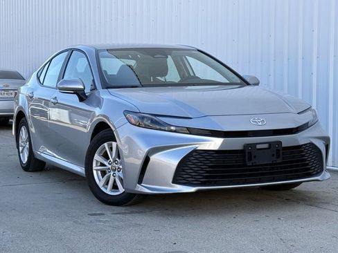 Used 2025 Toyota Camry LE image 2