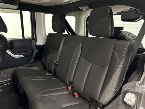 Used 2018 Jeep Wrangler Unlimited Sahara w/ Connectivity Group AWD/4WD image 26