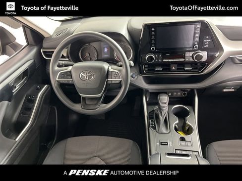 Certified 2022 Toyota Highlander L image 4