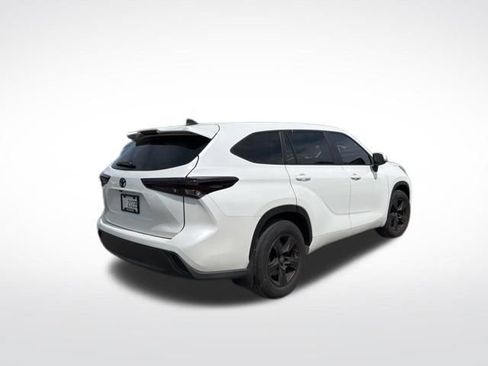 Used 2023 Toyota Highlander LE image 6