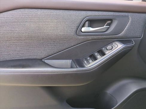 Used 2022 Nissan Rogue SV FWD image 11