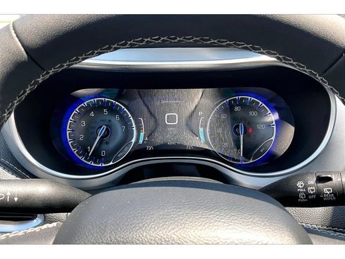 Certified 2025 Chrysler Pacifica Limited FWD image 23
