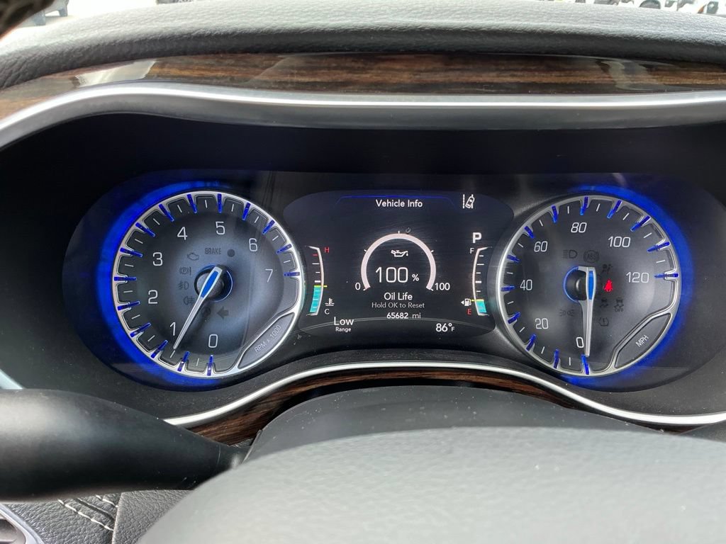 Used 2023 Chrysler Pacifica Limited FWD image 32