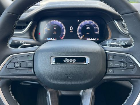 New 2025 Jeep Grand Cherokee Limited image 24