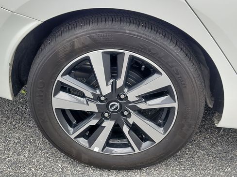 Used 2025 Nissan Versa SV image 9