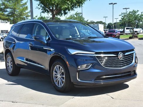 Used 2024 Buick Enclave Essence FWD image 3