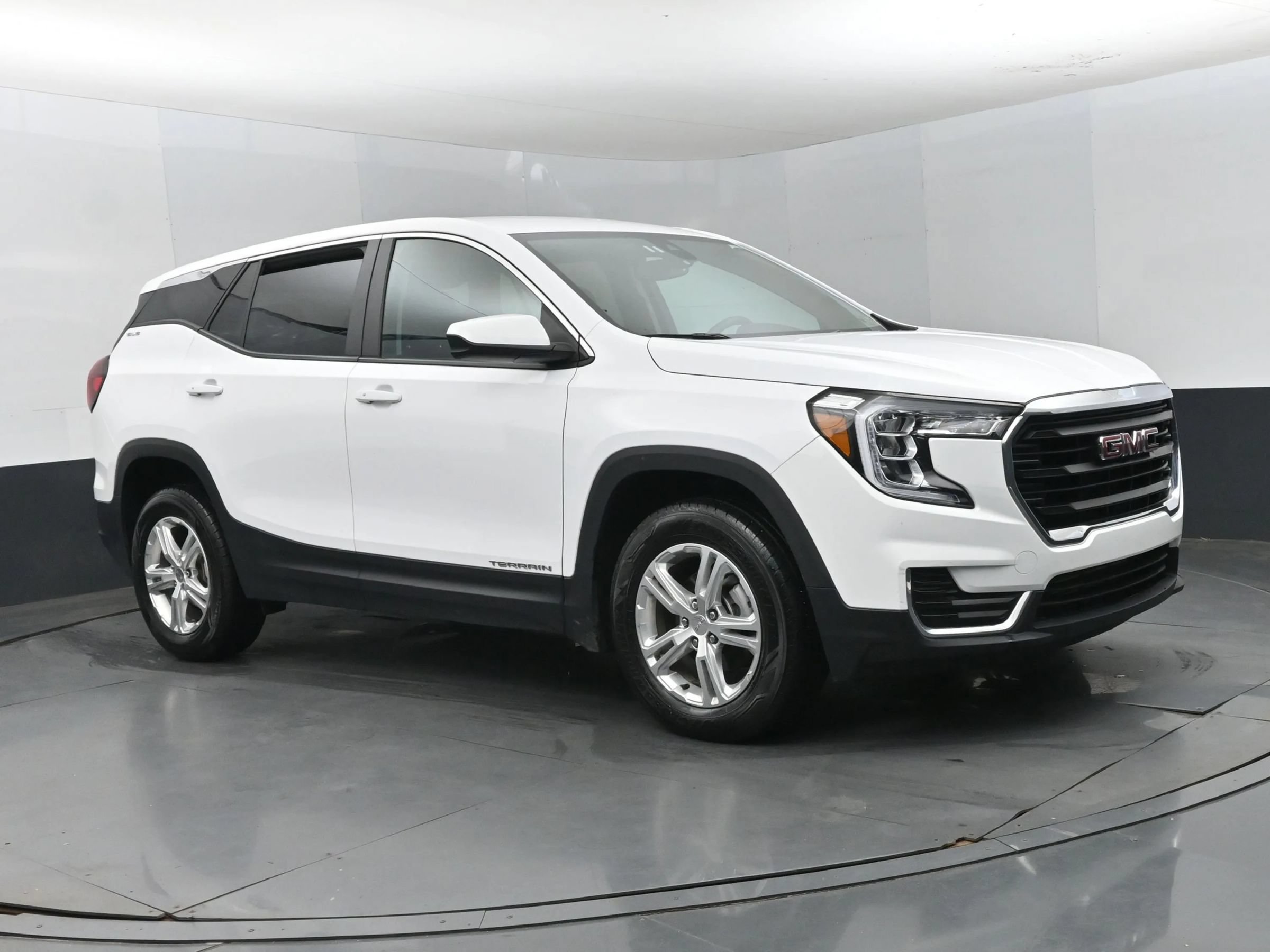 Used 2024 GMC Terrain SLE AWD/4WD image 2