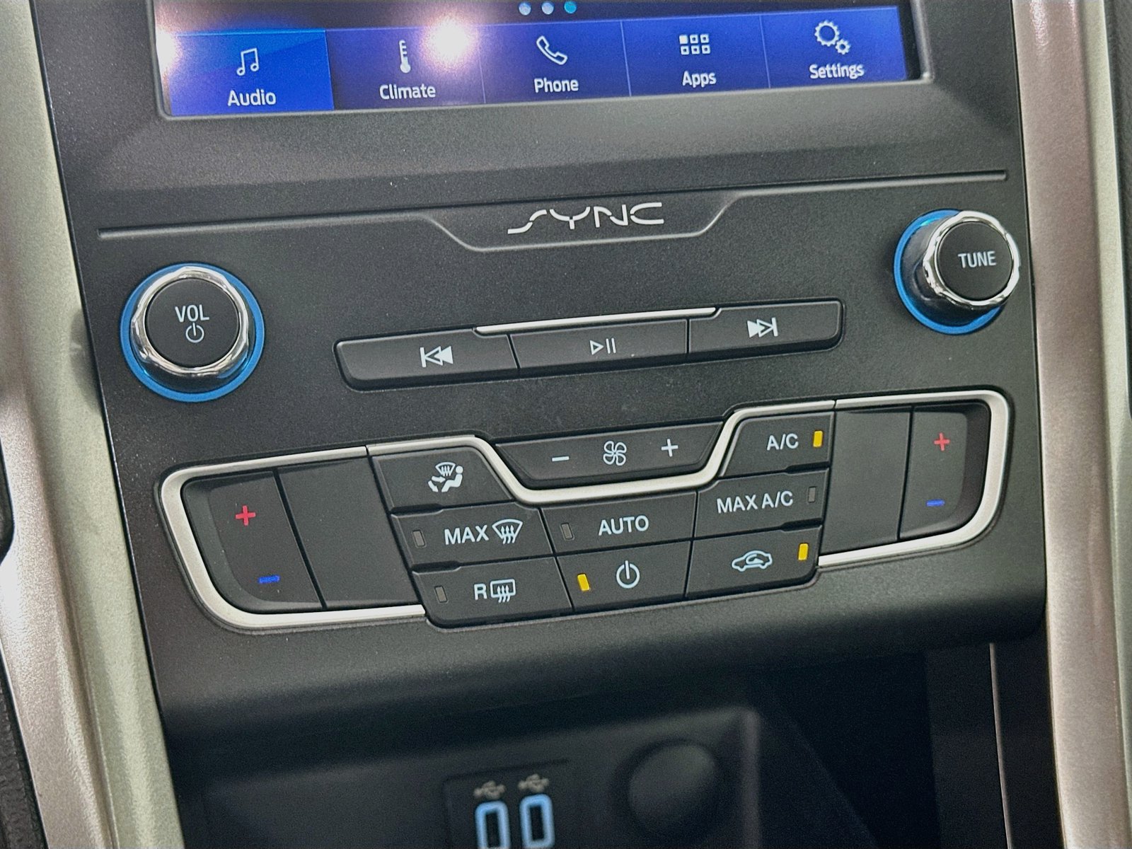 Used 2019 Ford Fusion SE FWD image 27