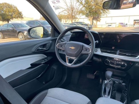 Used 2025 Chevrolet Trax LT w/ LT Convenience Package image 37
