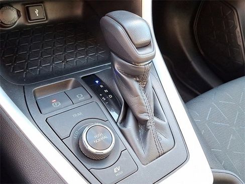 Used 2021 Toyota RAV4 XLE image 16