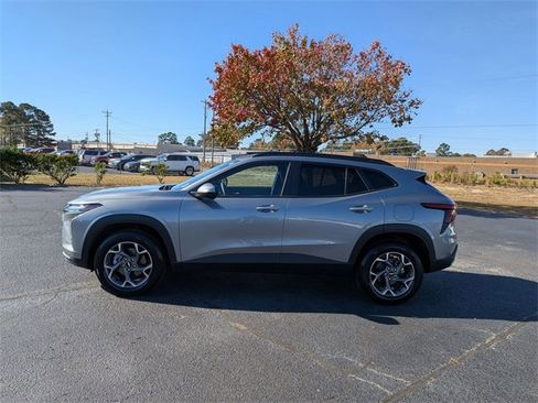 Used 2025 Chevrolet Trax LT image 6