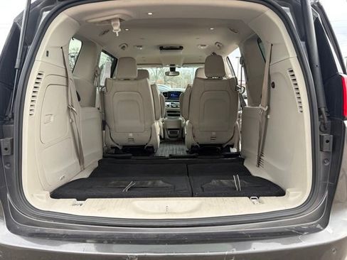 Used 2018 Chrysler Pacifica Touring-L image 12