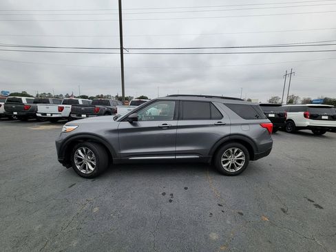 Used 2022 Ford Explorer XLT w/ Equipment Group 202A image 2