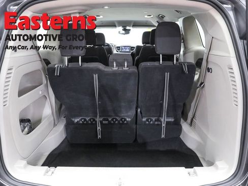 Used 2023 Chrysler Voyager LX FWD image 9