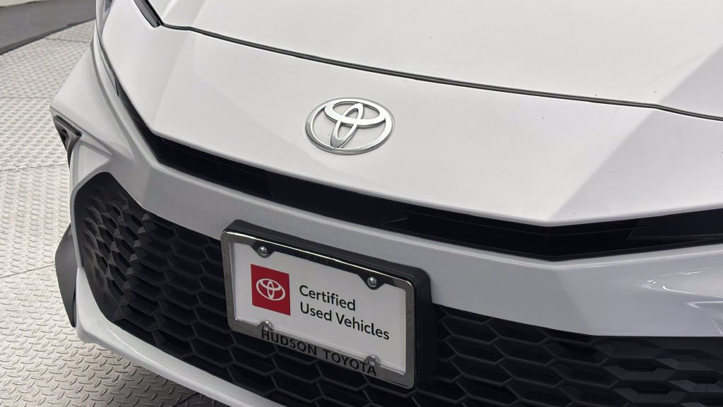 Used 2025 Toyota Camry SE FWD image 2